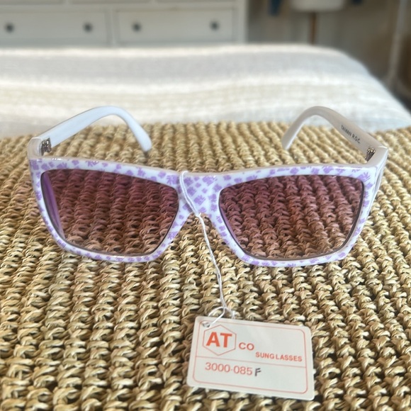 R.O.C Taiwan Lavender and White Sunglasses NWT - Picture 4 of 7